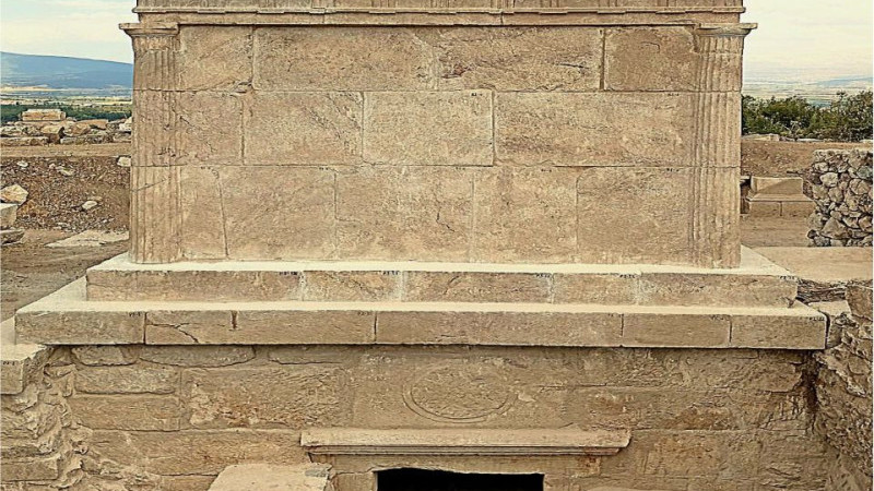 Kibyra’da Anıtsal Mezar Ayağa Kaldırıldı
