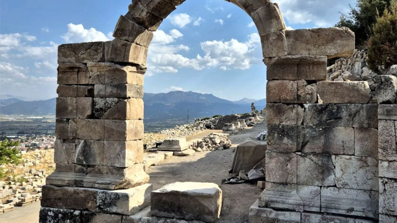 2 Bin Yıllık Sütun ve Kemer Kibyra’da Yeniden Yükseldi