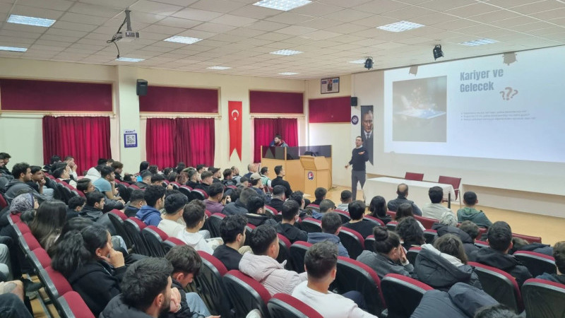 Gölhisar Meslek Yüksekokulu’nda geleceğin konferansı düzenlendi