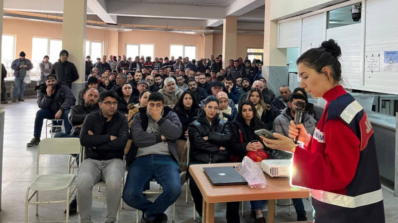 Jandarma Ekipleri Gölhisar’da Vatandaşları Bilinçlendiriyor